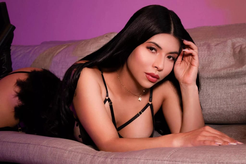 young milf VictoriaGiulias lays on her couch