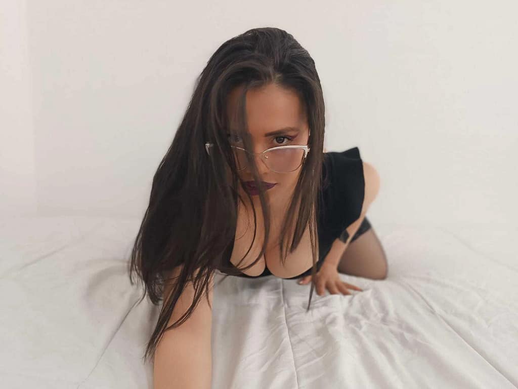 bellasmithx69 is look deep into your eyes with her average breast on display