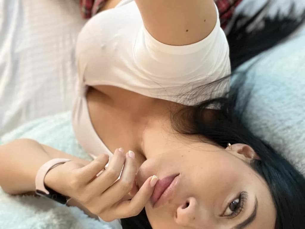 big big tits milf model shows off her pretty face