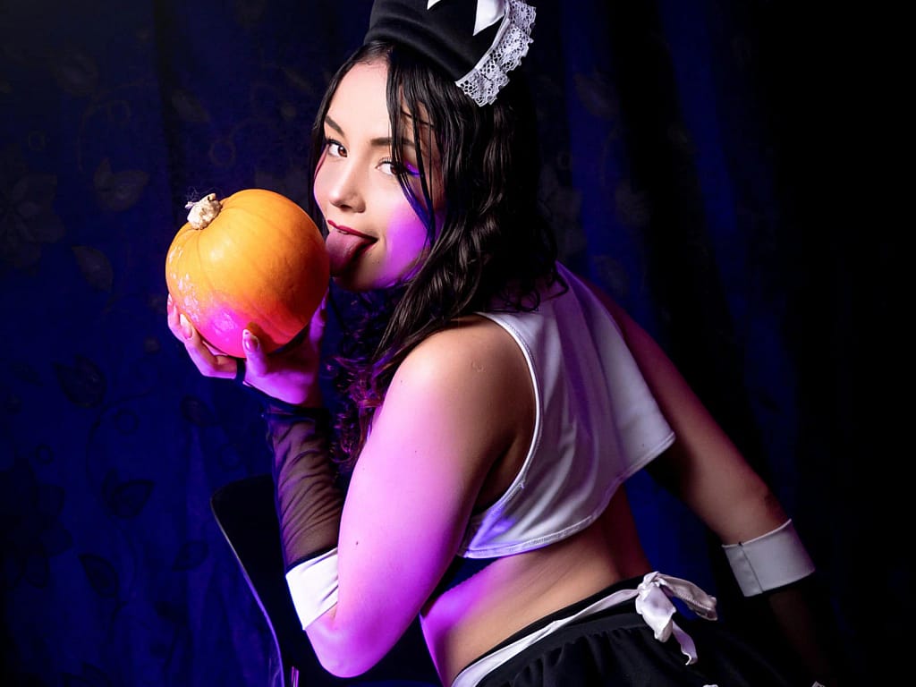 ViolettaMidnight in white crop top, black hat, pillow humping fantasy vibe