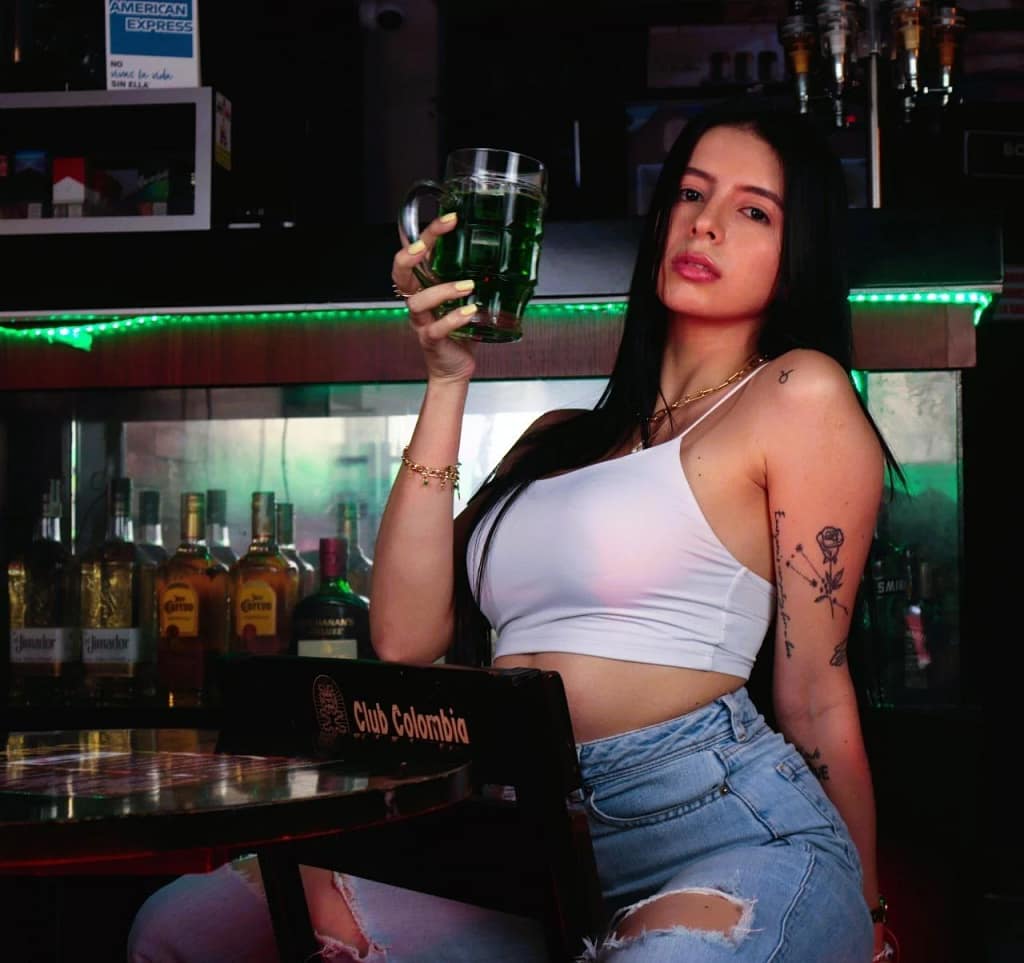 IsabellaJames is a stunner in her white top and blue jeans