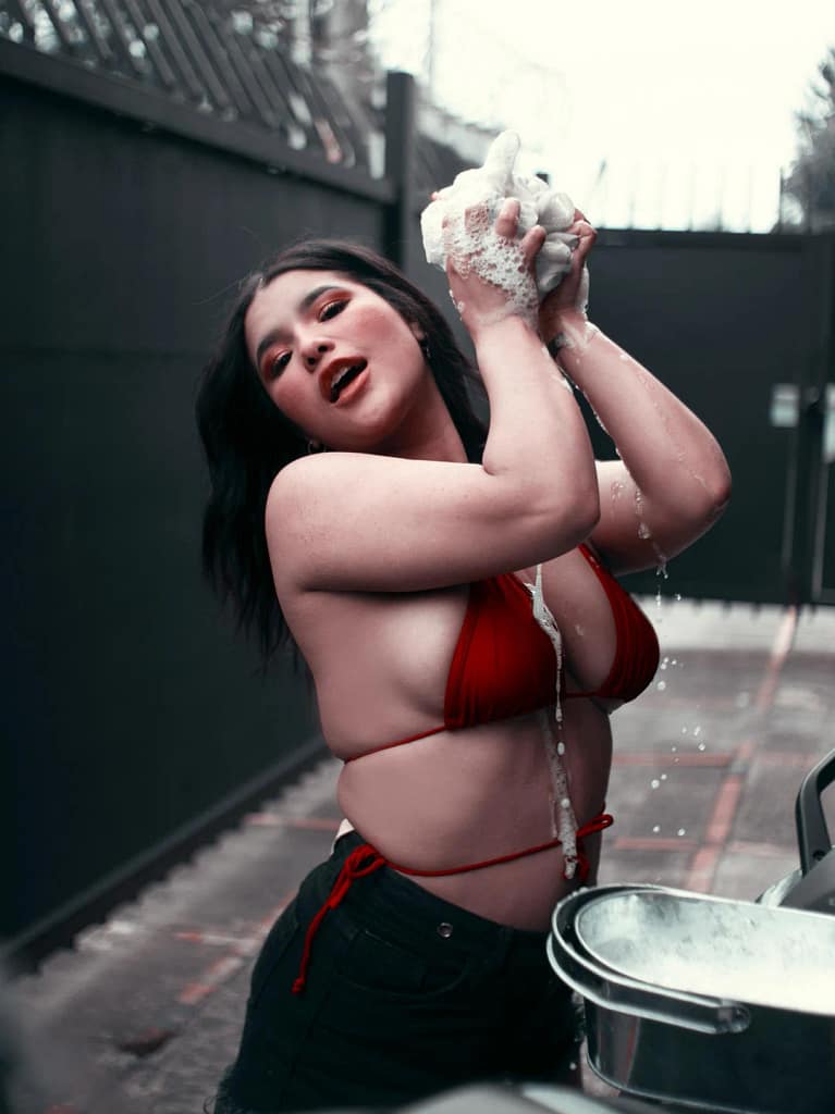 AvrillThomas take a bath outside for the neighbors to see