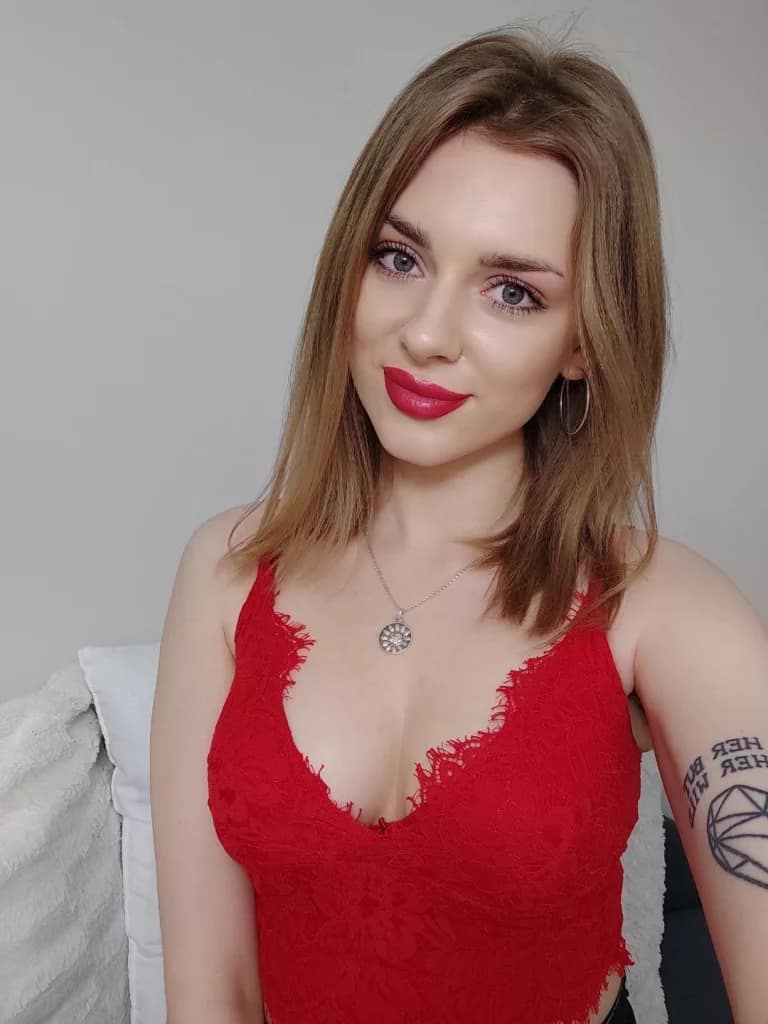 EmmaCreative shows you what is like to be the lady in red